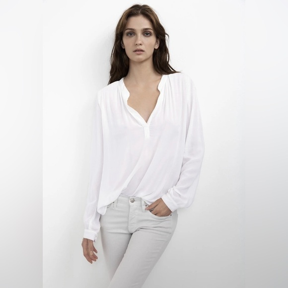 Velvet by Graham & Spencer Tops - VELVET by Graham and Spencer
ROSIE RAYON CHALLIS BLOUSE IN WHITE size Large
